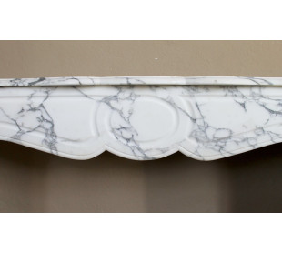 Antique Louis XV “Pompadour” fireplace mantel in white veined Arabescato marble, an authentic 19th-century Parisian model. 2