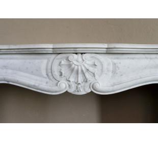 Antique Louis XV fireplace mantel in white Carrara marble, with Baroque shell motifs and exceptionally fine craftsmanship. 2