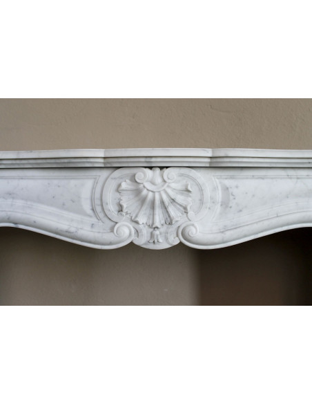 Antique Louis XV fireplace mantel in white Carrara marble, with Baroque shell motifs and exceptionally fine craftsmanship.