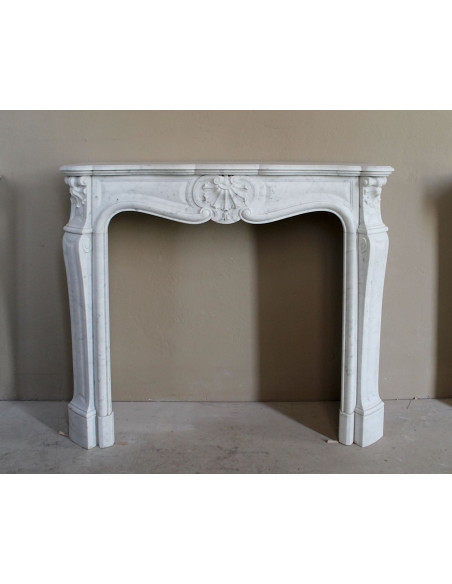 Antique Louis XV fireplace mantel in white Carrara marble, with Baroque shell motifs and exceptionally fine craftsmanship.