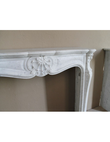 Antique Louis XV fireplace mantel in white marble, with Baroque shell motifs and exceptionally fine sculptural craftsmanship.