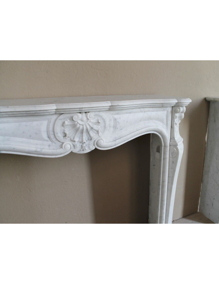Antique Louis XV fireplace mantel in white marble, with Baroque shell motifs and exceptionally fine sculptural craftsmanship.