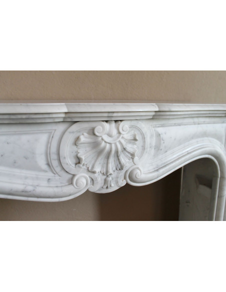 Antique Louis XV fireplace mantel in white marble, with Baroque shell motifs and exceptionally fine sculptural craftsmanship.