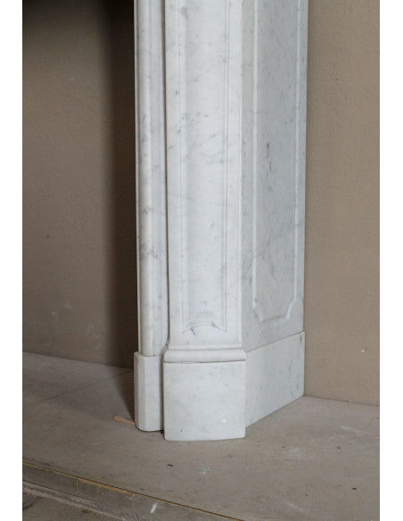 Antique Louis XV fireplace mantel in white marble, with Baroque shell motifs and exceptionally fine sculptural craftsmanship.