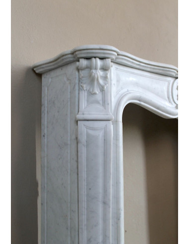 Antique Louis XV fireplace mantel in white marble, with Baroque shell motifs and exceptionally fine sculptural craftsmanship.