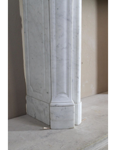 Antique Louis XV fireplace mantel in white marble, with Baroque shell motifs and exceptionally fine sculptural craftsmanship.