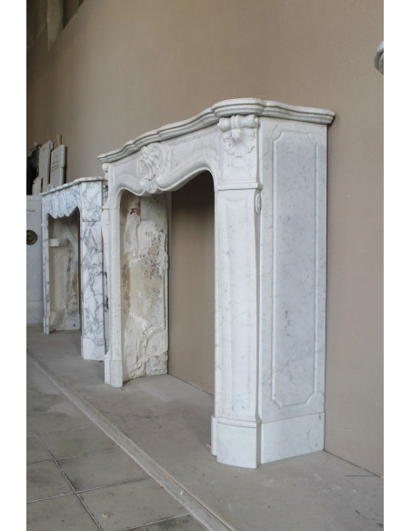 Antique Louis XV fireplace mantel in white marble, with Baroque shell motifs and exceptionally fine sculptural craftsmanship.