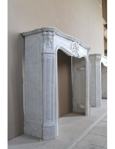 Antique Louis XV fireplace mantel in white marble, with Baroque shell motifs and exceptionally fine sculptural craftsmanship.