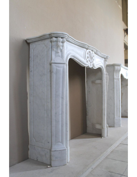 Antique Louis XV fireplace mantel in white marble, with Baroque shell motifs and exceptionally fine sculptural craftsmanship.