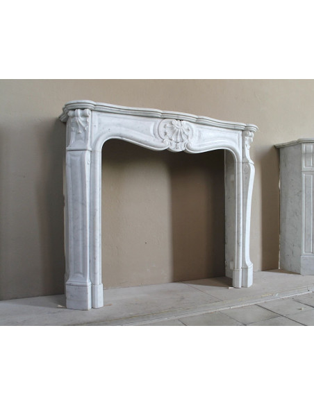 Antique Louis XV fireplace mantel in white marble, with Baroque shell motifs and exceptionally fine sculptural craftsmanship.