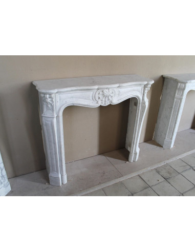 Antique Louis XV fireplace mantel in white marble, with Baroque shell motifs and exceptionally fine sculptural craftsmanship.