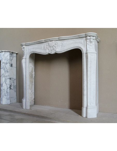 Antique Louis XV fireplace mantel in white marble, with Baroque shell motifs and exceptionally fine sculptural craftsmanship.