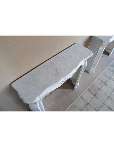 Antique Louis XV fireplace mantel in white marble, with Baroque shell motifs and exceptionally fine sculptural craftsmanship.