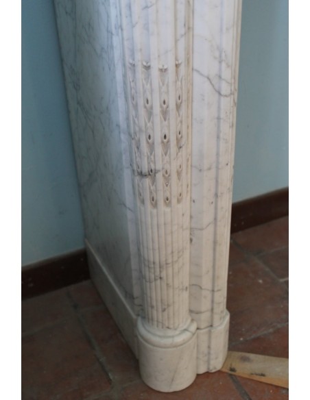 211 AG ELEGANT ANTIQUE LOUIS XVI "FLAMMÈCHES" FIREPLACE MANTEL IN WHITE CARRARA MARBLE