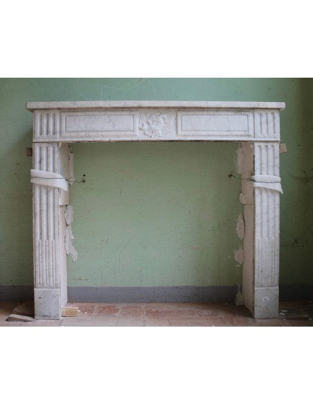 Antique Neoclassical white marble fireplace dating back to the last quarter of the 18th century.