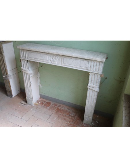 237 ORIGINAL LOUIS XVI FIREPLACE MANTEL IN WHITE CARRARA MARBLE, LATE 18TH CENTURY