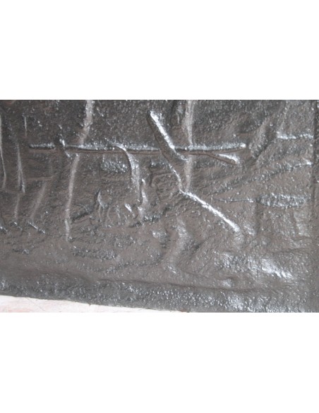 111 PIASTRA PER CAMINETTO CON SCENA MILITARESCA