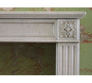 Original and truly antique Neoclassical marble fireplace carved in the 19th century. 2