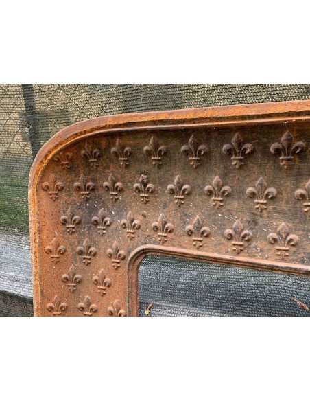 Antique cast iron insert featuring a geometric fleur-de-lis pattern and big dimensions, for marble fireplace mantels.