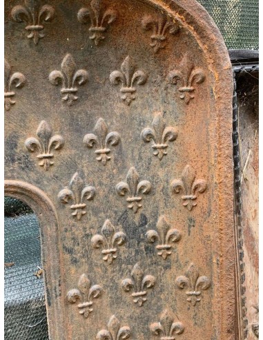 Antique cast iron insert featuring a geometric fleur-de-lis pattern and big dimensions, for marble fireplace mantels.