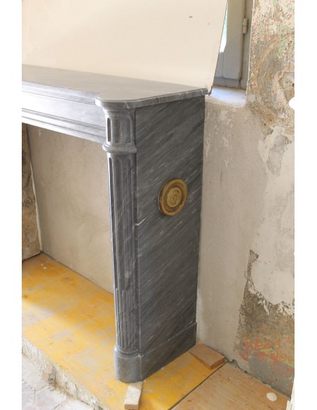 210 NEOCLASSICAL LOUIS XVI FIREPLACE WITH FLUTED COLUMNS IN GREY BARDIGLIO MARBLE