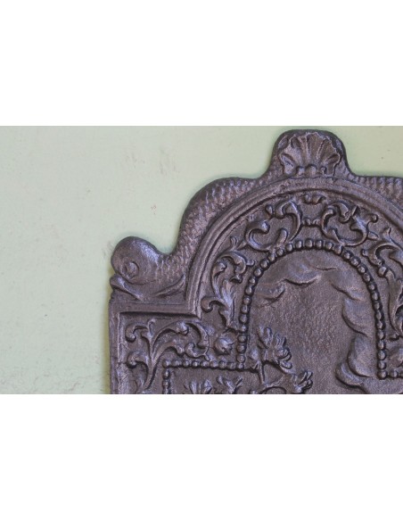 106 PIASTRA CON SCENA DI CORTEGGIAMENTO IN GHISA D'ARTE