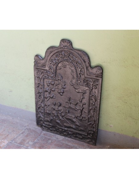 106 PIASTRA CON SCENA DI CORTEGGIAMENTO IN GHISA D'ARTE