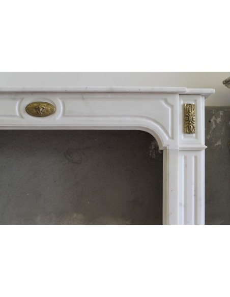 303 ANTIQUE LOUIS XIV "PARISIENNE" FIREPLACE MANTEL IN WHITE STATUARY MARBLE WITH BRONZES