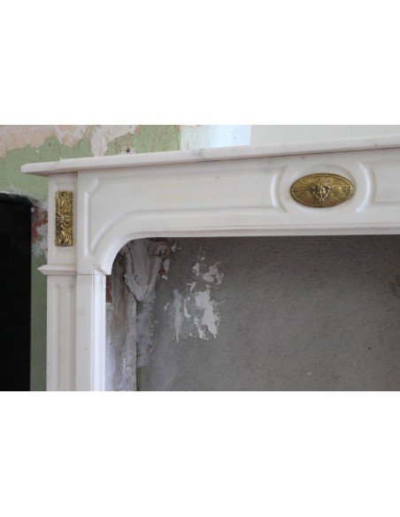 303 ANTIQUE LOUIS XIV "PARISIENNE" FIREPLACE MANTEL IN WHITE STATUARY MARBLE WITH BRONZES