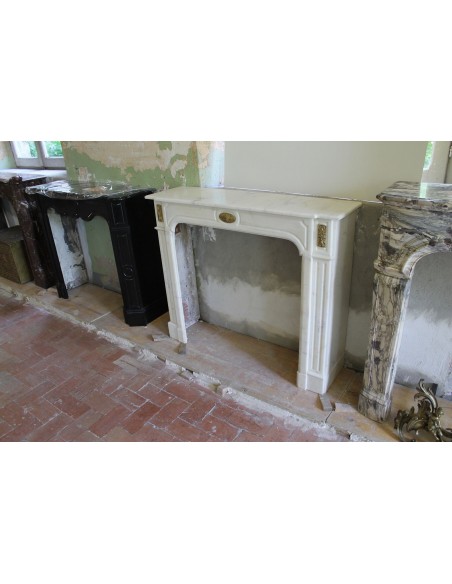 303 ANTIQUE LOUIS XIV "PARISIENNE" FIREPLACE MANTEL IN WHITE STATUARY MARBLE WITH BRONZES