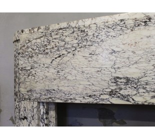 Marble fireplace mantel of unique, exceptional qualities: a true "one-of-a-kind" Art Deco style and period, dating to the 1930s. 2