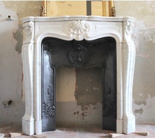 090 SMALL AND ELEGANT LOUIS XV "TROIS COQUILLES"...