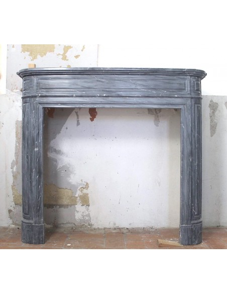 Antique Neoclassical fireplace mantel in Italian Grey Bardiglio marble, carved during the Art Deco period
