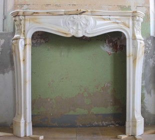 Antique Louis XV "Trois Coquilles" fireplace mantel surround carved in rare Italian Paonazzo marble