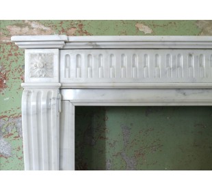 Antique Neoclassical fireplace mantel carved in White Pure Statuary Carrara marble. This mantel dates back to the 19th century. 2