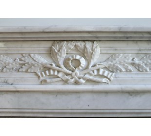 Antique "Démi-Lune" fireplace mantel carved in white Carrara marble, dating back to the 19th century. 2