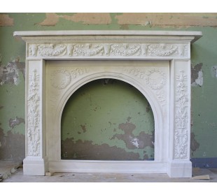 Extremely rare and richly carved fireplace mantel coming from Venice (Italy) and dating back to the late 18th century.