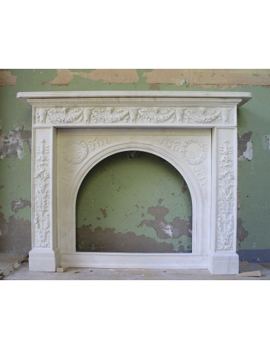 Extremely rare and richly carved fireplace mantel coming from Venice (Italy) and dating back to the late 18th century.