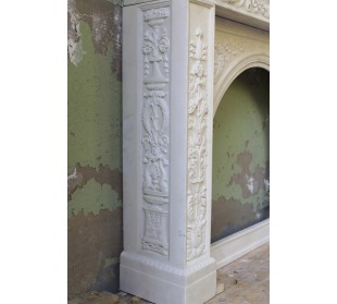 Extremely rare and richly carved fireplace mantel coming from Venice (Italy) and dating back to the late 18th century. 2