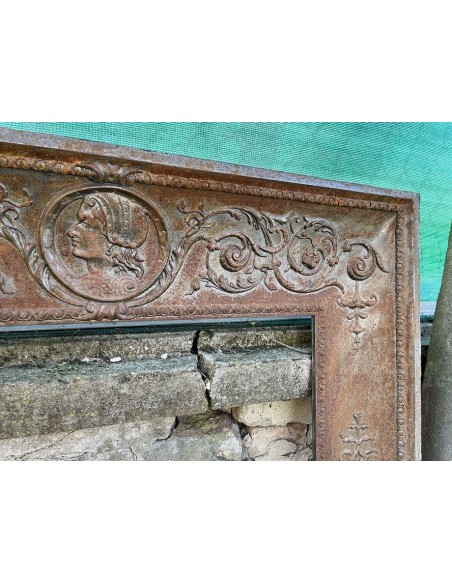 CG 041 RAFFINATISSIMO CAMINO CONTROCUORE NEOCLASSICO "TÊTE DE FEMME" IN FUSIONE DI GHISA D'ARTE