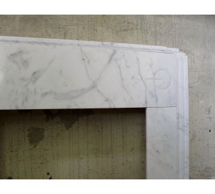 Antique Art Deco fireplace surround in white marble with contrasting veining. 2