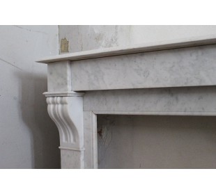 Antique and original white Carrara "Modillon" marble fireplace mantel carved in the 19th century and coming from Paris. 2