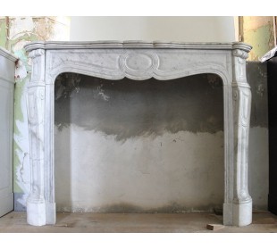 Antique Pompadour Pied Galbé mantel carved in white Carrara marble. This fireplace dates back to the 19th century.