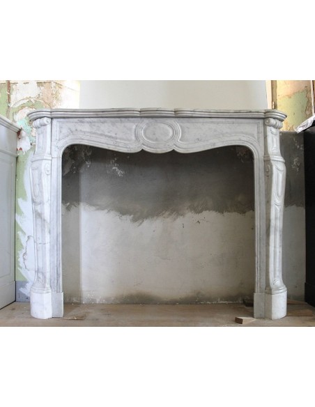 Antique Pompadour Pied Galbé mantel carved in white Carrara marble. This fireplace dates back to the 19th century.