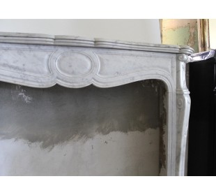 Antique Pompadour Pied Galbé mantel carved in white Carrara marble. This fireplace dates back to the 19th century. 2