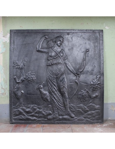 101 MONUMENTLE PIASTRA IN GHISA D'ARTE DI RAFFIGURANTE  DIANA, DEA DELLA CACCIA