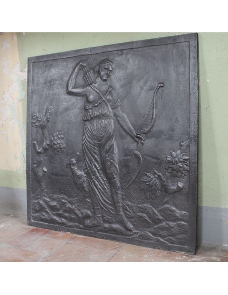 101 MONUMENTLE PIASTRA IN GHISA D'ARTE DI RAFFIGURANTE  DIANA, DEA DELLA CACCIA