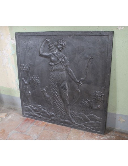 101 MONUMENTLE PIASTRA IN GHISA D'ARTE DI RAFFIGURANTE  DIANA, DEA DELLA CACCIA