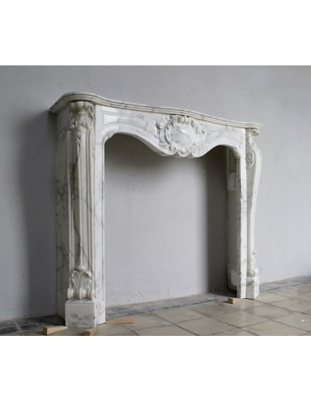 601 RARE ART NOUVEAU-STYLE "BOUCLES DE MER" FIREPLACE MANTEL IN SUPERB CLASSIC CALACATTA WHITE MARBLE