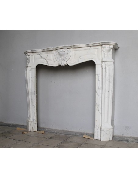 023 BIG "TROIS COQUILLES AMÉLIORÉ" FIREPLACE CARVED IN STATUARY ARABESCATO MARBLE, CALACATTA QUARRY